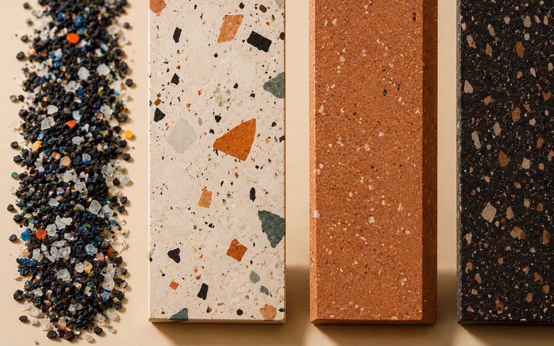 Campioni di terrazzo riciclato accostati, con inerti colorati di dimensioni diverse